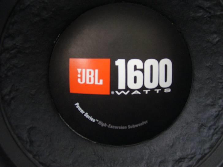 Toyota Corolla 1,6 GSI - 1600Watt er rigeligt til at fylde lyd tryk i en Corolla. billede 8