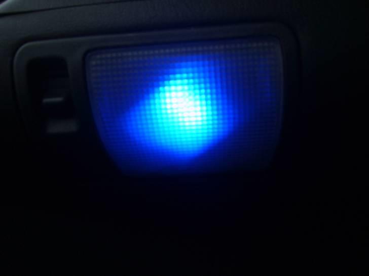 Toyota Corolla 1,6 GSI - Blåt lys i loft og bagagerum. billede 16