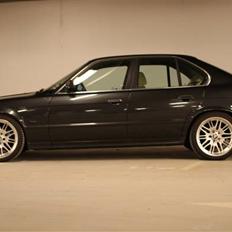 BMW    E34 520i 