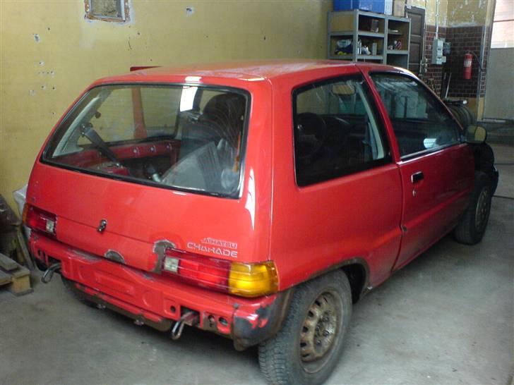 Daihatsu Charade - Projekt - Nykøb - Ikke noget kønt syn.. men billigt billede 3