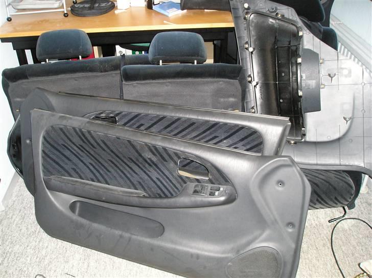 Toyota corolla xli 1,6 SOLGT!! - ser lidt slidt ud på billedet men er så godt holdt at den næsten kunne værre en nu kabine ;) billede 9