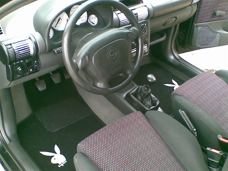 Opel Corsa B 1.4I 16v Sport - Kabinen, med fine nye Playboy måtter billede 2