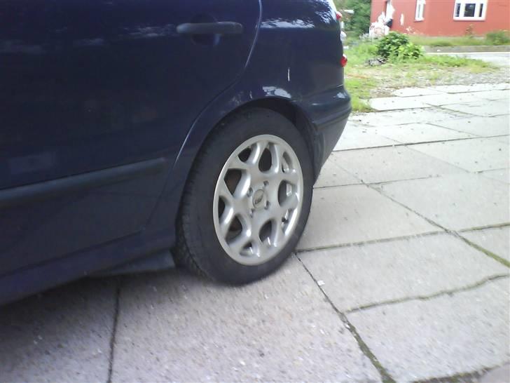 Fiat Brava sx *Solgt* - Sådan står den lige nu, med de nye somerfælge, efter jeg krøllede de andre :P billede 17