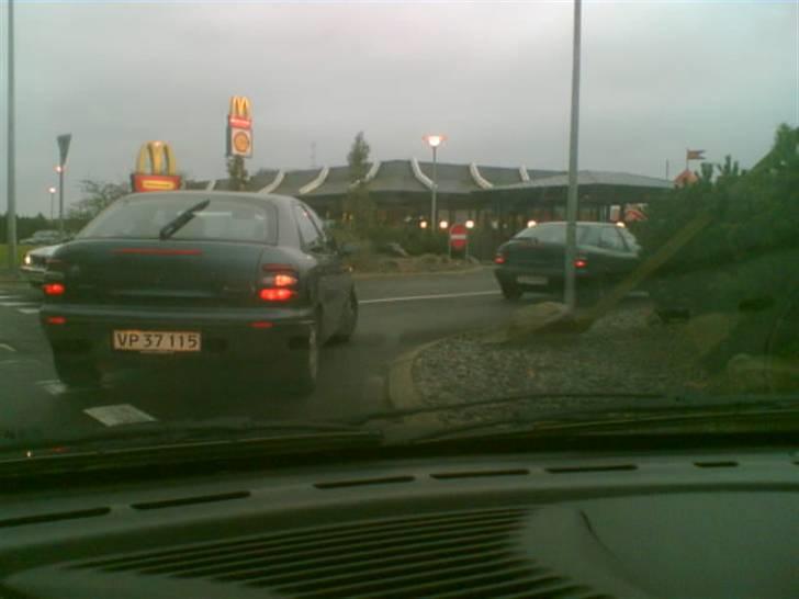 Fiat Brava sx *Solgt* - Mig i min brava, drejer ind mod MacD... to Brava´er foran mig :O billede 20