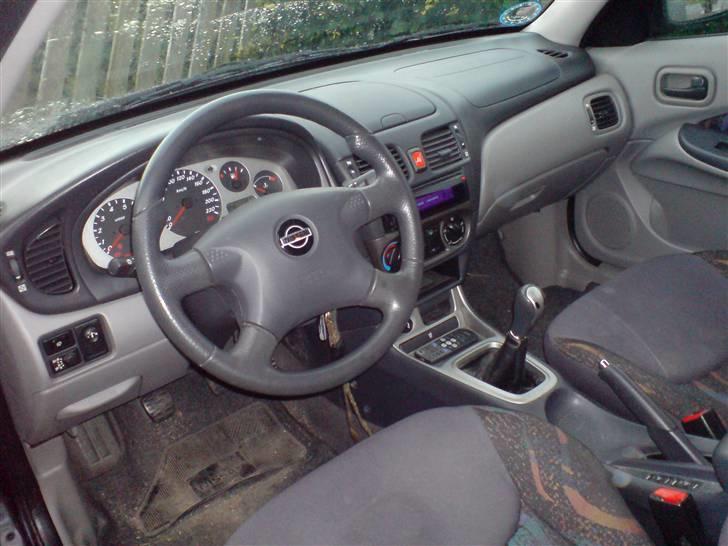 Nissan Almera - Kabinen er hel standard som sports modellen ser ud billede 6