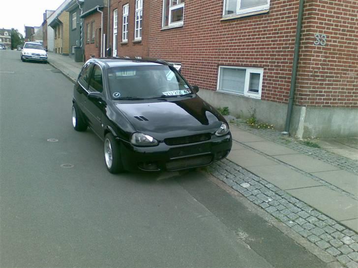 Opel Corsa Sport (solgt) - Lidt efter jeg havde købt den :) Lidt rust under kofangeren som er fjernet og malet sort :) billede 2