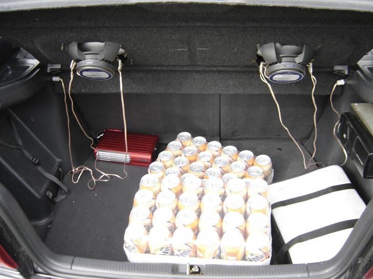 Toyota corolla - bagagerum med fanta i hehe billede 5