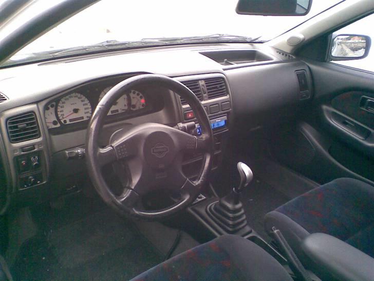 Nissan - Almera GTI - Kabinen med MOMO gearknob, midterarmlæn, Pionner og uden Airbag men med opbevaringsrum ved passager ;-) meget praktisk i hverdagen... billede 8