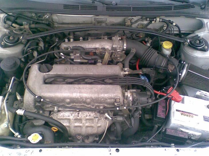 Nissan - Almera GTI - SR20DE motoren. Her med 155 hypper. Bemærk tårnstiveren. Standard på GTI. Både for OG bag... billede 9