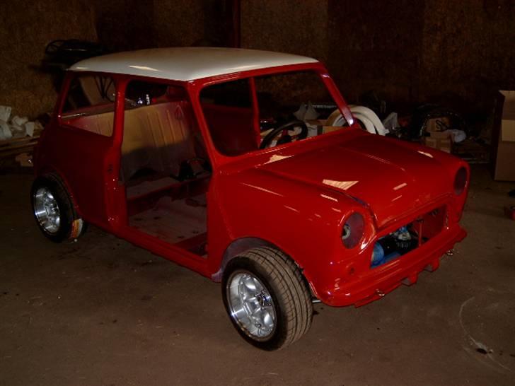 Mini Mini - Bilen fra vendstre side, skal have skåret skærmene til så den kan dreje helt rundt plus mangler montering af skærmforøgerne billede 3