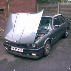 BMW E30 320i 