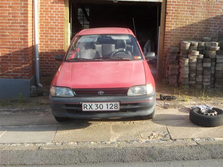 Toyota Starlet - lækker farve, mælkehvid med lidt rødt skær billede 5