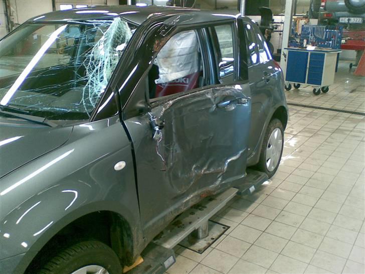 Suzuki Swift *DØD* - Det er nogen gammel billedere. det skete i feb. pæn meget sne :o( billede 9