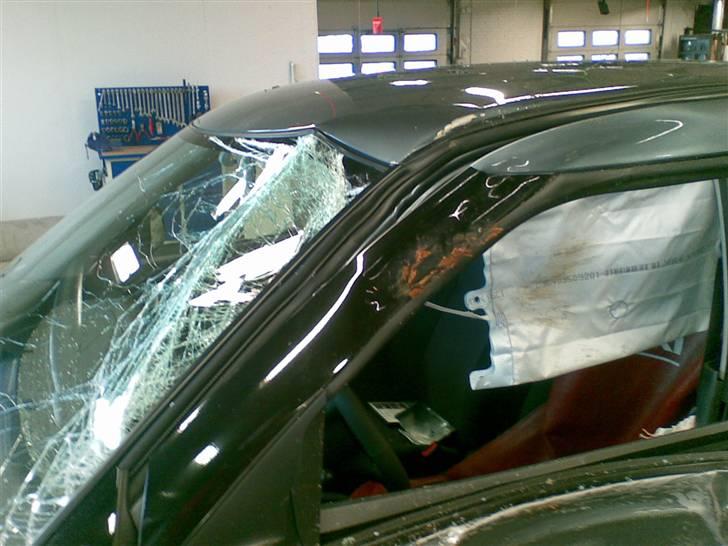 Suzuki Swift *DØD* - utrolig hvad et træ kan gære med 45 km/t billede 11