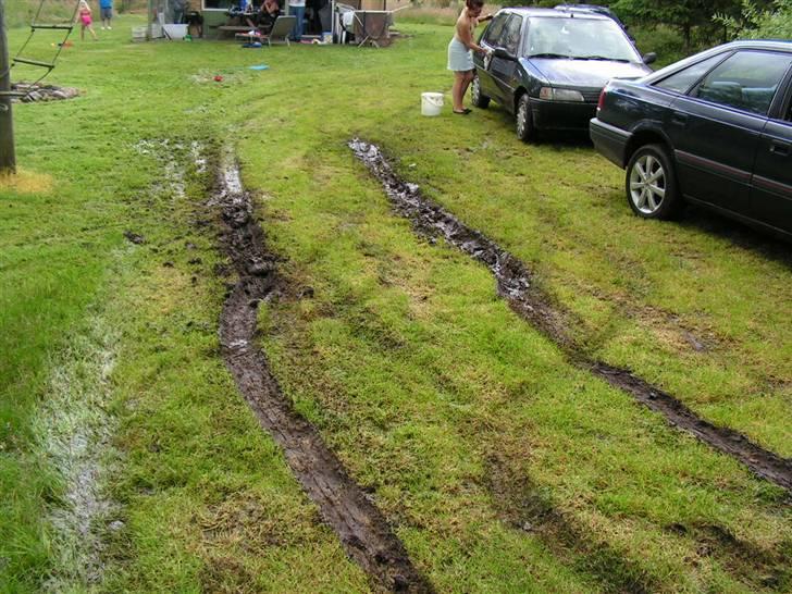 Peugeot 106 - min nevø skulle lige flyttet bilen GG efter regnvejre  billede 5