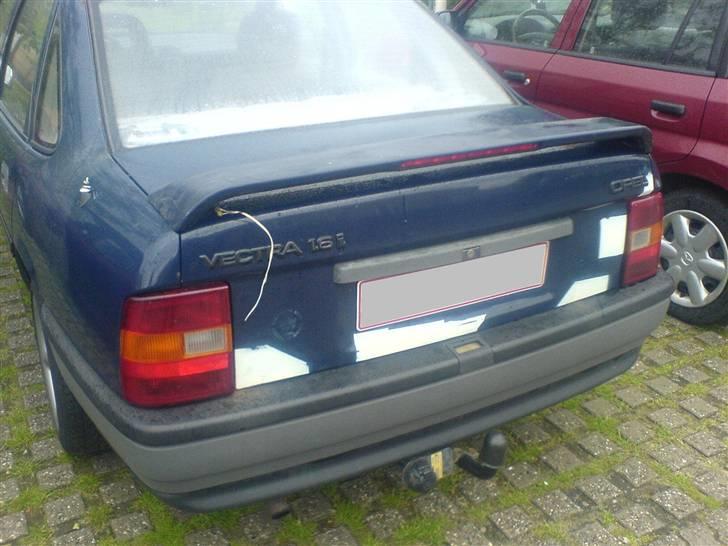 Opel Vectra (Solgt) - Bagenden på bilen, før spoileren blev monteret og de steder der er blevet lavet rust er blevet malet billede 9