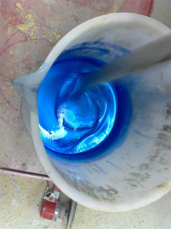 Toyota Corolla SOLGT :-( - det her er ikke farven men klarlakken med en blå farve i.. bundfarven bliver sort billede 12