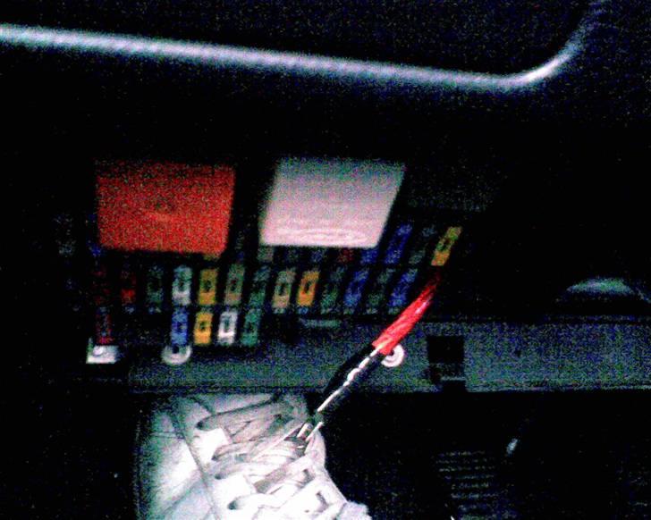Peugeot 306 - forstaerkeren ska jo ha noget stroem og ville ikk bore hul ud til batteriet :D..saa fik li en fin ide billede 11