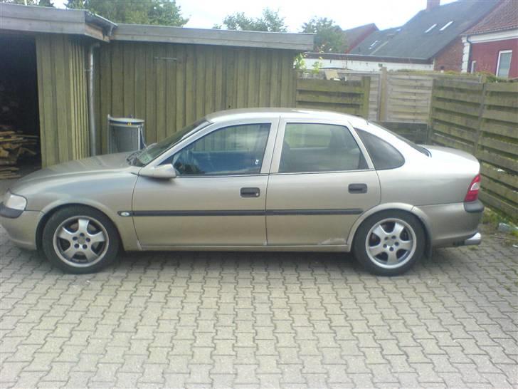 Opel Vectra b 2.0i   SOLGT!! billede 1