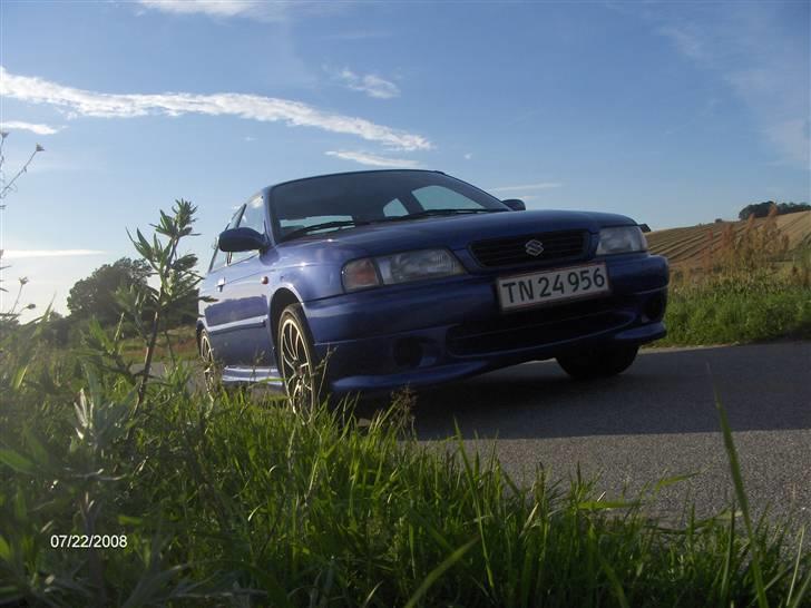 Suzuki Baleno 1.3GL DØD - Uhh den er lækker fra den vinkel. billede 1