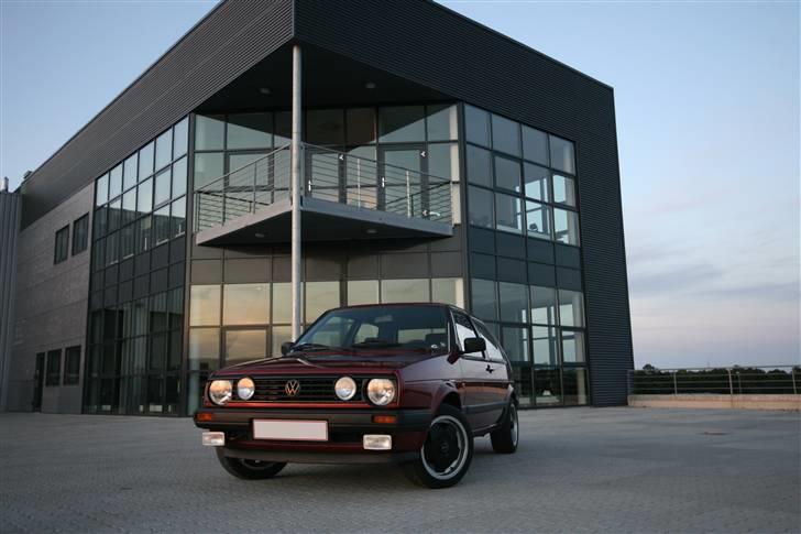 VW Golf 2 - Selvom du ikke er logget ind, kan du se alle billeder her: http://www.bilgalleri.dk/html/gal_visbil.asp?ID=98804&ipc=308757 billede 1