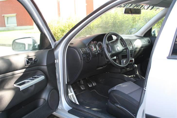 VW -->GOLF IV / 4 TDI<-- - Dejlig kabine at sidde i. Med chrom blæsere og R32 dørhåndtag billede 3