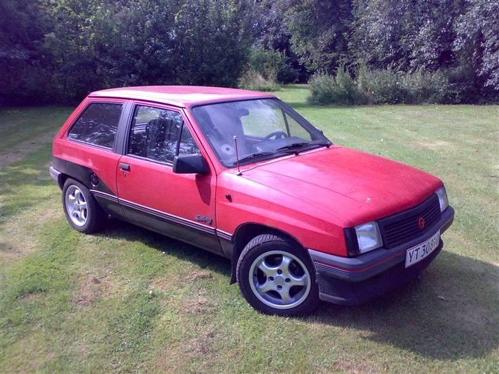 Opel Corsa NY ejer - Midtskrot - Et par dage efter den er kommet hjem hvor pladerne skal på. billede 1