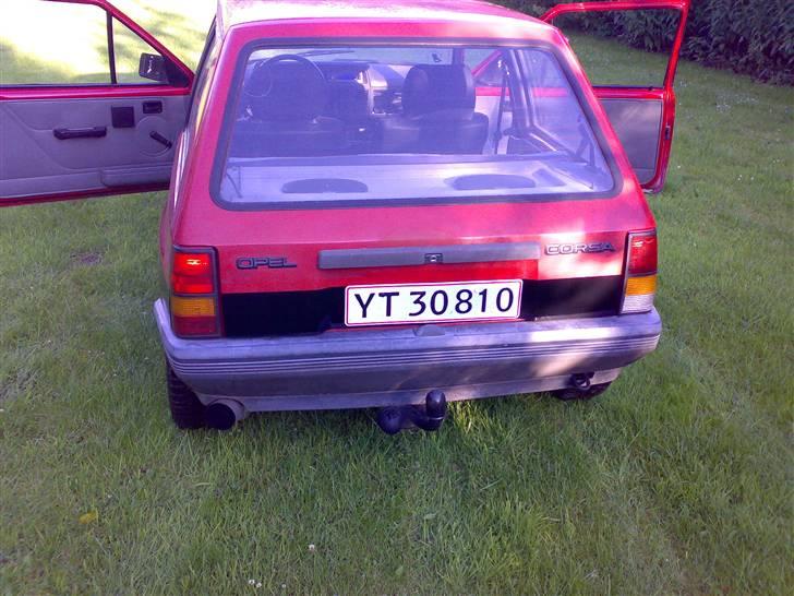 Opel Corsa NY ejer - Midtskrot - Sådan ser bagenden ud efter jeg fik slebet, spartlet, grundet og malet det rust der var. begge sider har også fået samme tur, har bare ikke noget billede af det endnu. billede 9