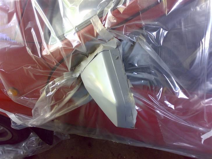 Opel Corsa NY ejer - Midtskrot - Sidespejle var ikke får kønne så de fik et lag grunder og en gang mat sort maling. billede 13