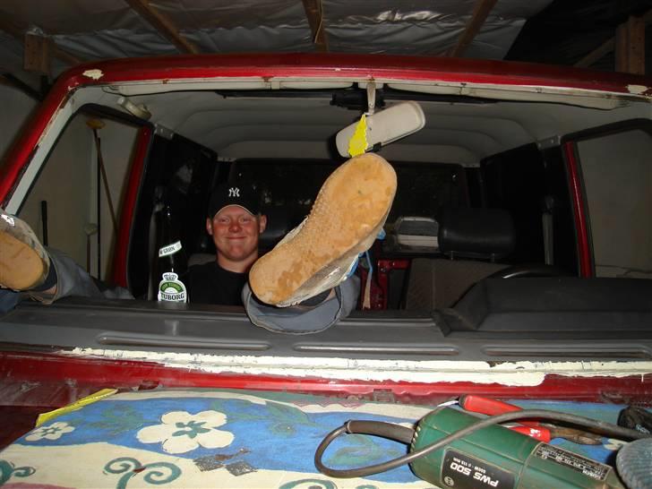 Toyota Landcruiser LJ70 - solgt- - Forruden skulle skiftes. Der skulle slibes og svejses lidt i bunden... billede 9