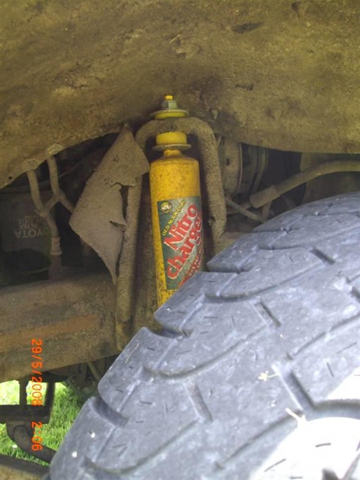 Toyota Landcruiser LJ70 - solgt- - Så er den bette kommet i pit.. Der er ikke meget plads til loftet =) billede 10