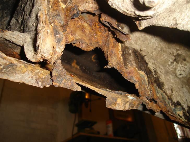 Toyota Landcruiser LJ70 - solgt- - Venstre bagpanel! det var dog ikke det støreste hul alligevel.. billede 11