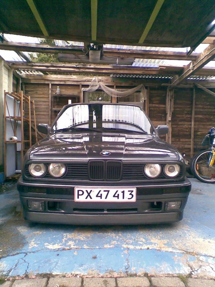 BMW E30 320i  - Efter sænkning / ny front / solfilm 35% lysgennemgang / sorte nyre / tonet front blink.. billede 2