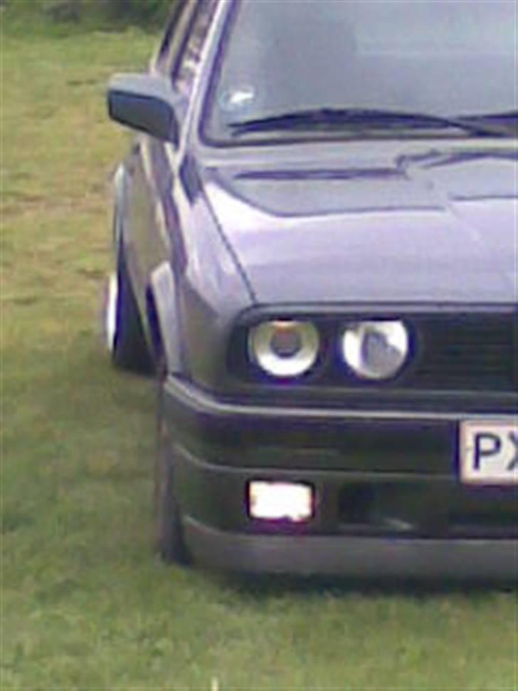 BMW E30 320i  - Efter sænkning / ny front / solfilm 35% lysgennemgang / sorte nyre / tonet front blink.. billede 3