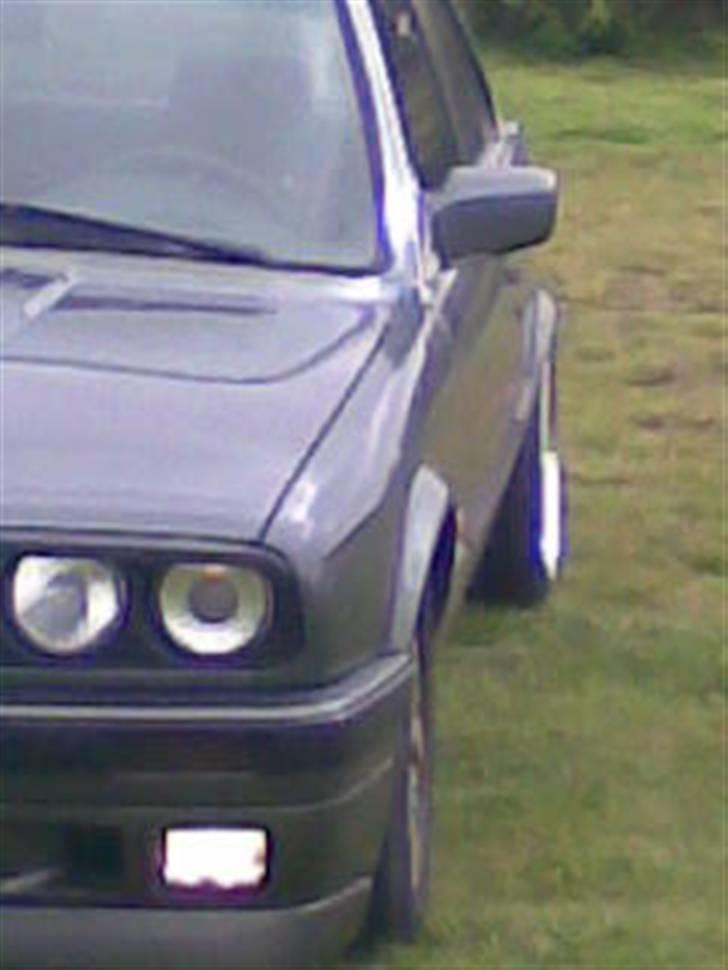 BMW E30 320i  - Efter sænkning / solfilm 35% lysgennemgang / sorte nyre / tonet front blink..  Lige inden den nye front kom på billede 4