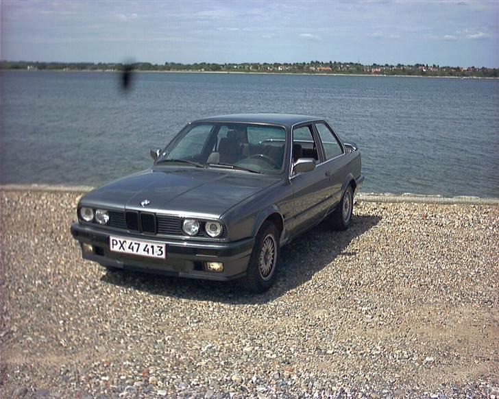 BMW E30 320i  - Som den så ud da jeg fik den har dog lavet lidt overflade rust og sorte nyre... Ca D1/6-07 billede 6