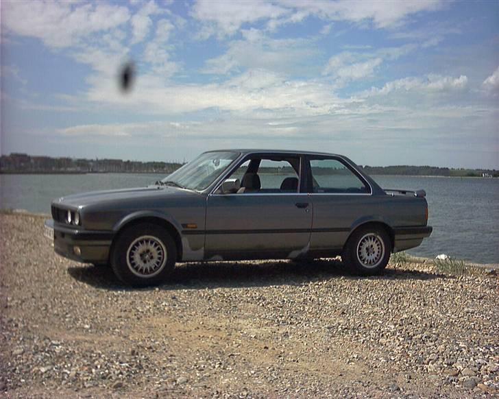 BMW E30 320i  - Som den så ud da jeg fik den har dog lavet lidt overflade rust og sorte nyre... Ca D1/6-07 billede 7