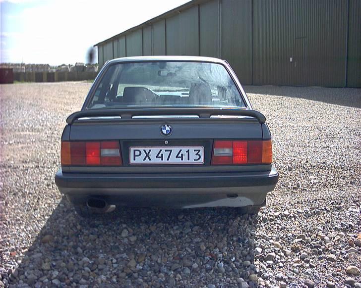 BMW E30 320i  - Som den så ud da jeg fik den har dog lavet lidt overflade rust og sorte nyre... Ca D1/6-07 billede 8