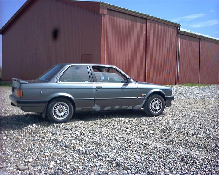 BMW E30 320i  - Som den så ud da jeg fik den har dog lavet lidt overflade rust og sorte nyre... Ca D1/6-07 billede 9