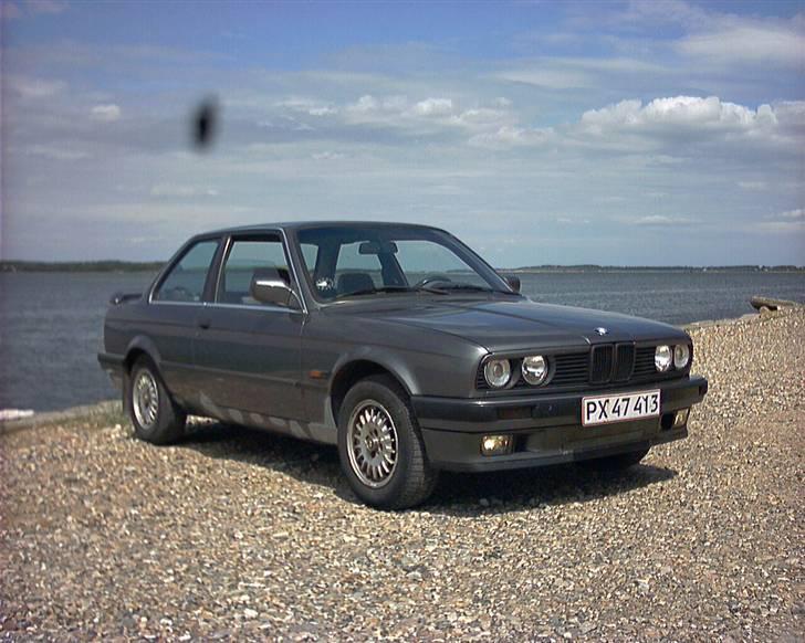 BMW E30 320i  - Som den så ud da jeg fik den har dog lavet lidt overflade rust og sorte nyre... Ca D1/6-07 billede 10