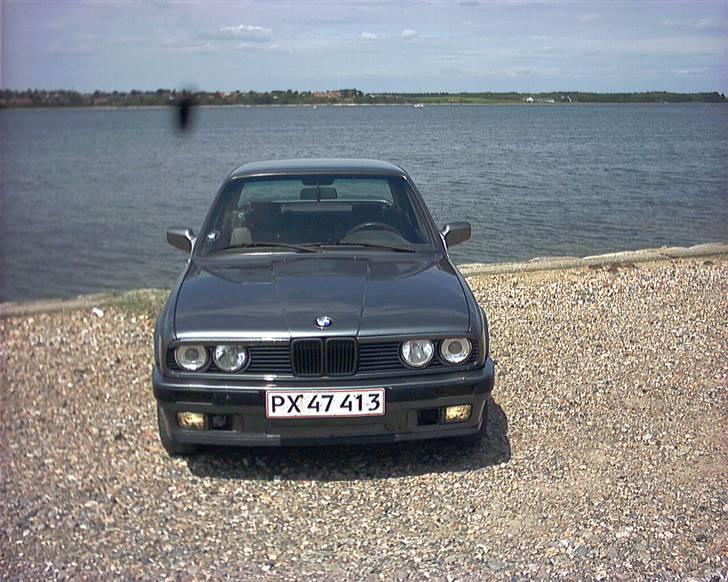 BMW E30 320i  - Som den så ud da jeg fik den har dog lavet lidt overflade rust og sorte nyre... Ca D1/6-07 billede 11