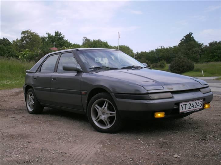 Mazda 323 F    billede 1