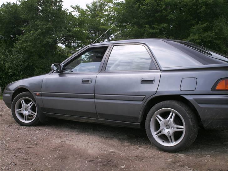 Mazda 323 F    billede 2