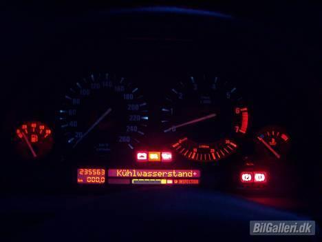 BMW 525 * SOLGT* - Mit hjemme lavet Speedo / Nålende skrifter Farve fra blå til rød hvis: km/t er over 50/omdr i det røde felt billede 7