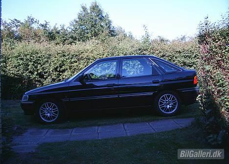 Ford Escort 1,8i CLX - med de nye org Ford alu- fælge billede 1