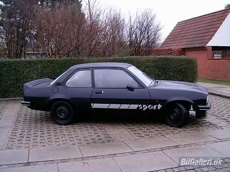 Opel Ascona B 2,4 - Jo... Sport streameren er da ikke komplet.. Men den er da meget pæn.. billede 3