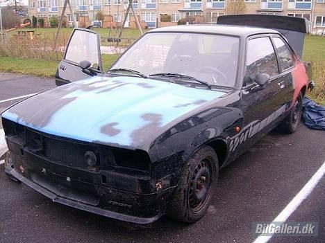 Opel Ascona B 2,4 - Tjooh.. så er der ikke mere rust.. :-D.. Ska bare males og samles igen.. har nyt frontgitter... billede 8