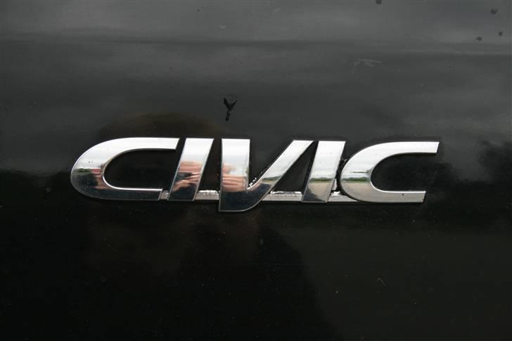 Honda Civic EJ9 1,4 iS *Solgt* - Close up af CIVIC logoet. billede 11