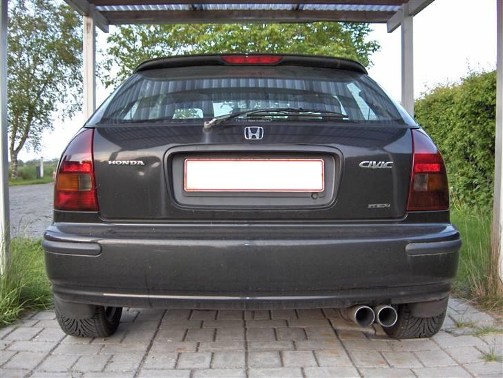 Honda Civic EJ9 1,4 iS *Solgt* - Lige til venstre for nummerpladen kan I se en grim bule, som jeg ikke ANER, hvor er kommet fra! :( billede 12