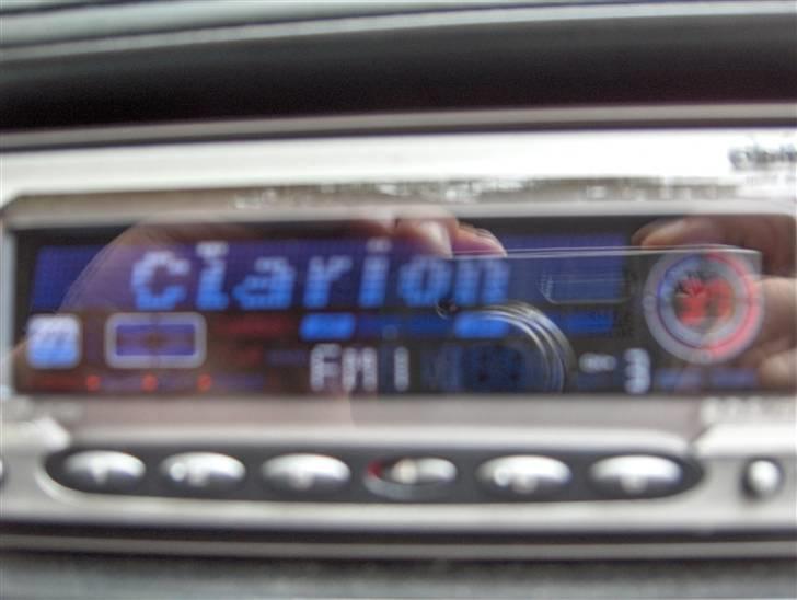 Honda Civic EJ9 1,4 iS *Solgt* - Min Clarion headunit. Man kan lige se, der står Clarion i displayet. billede 14
